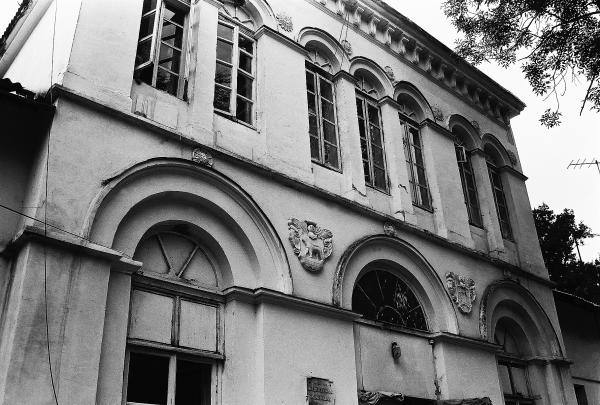 Barklainių dvaro rūmų karnizo fragmentas. Vido Dulkės nuotrauka, 9 dešimtmetis